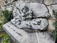 (2026) Visages de la sculpture « Le Rhône et la Saône » devant le Palais de la Bourse du côté de la place des Cordeliers. Le Bas-relief de marbre représente un homme et une femme, allégorie du Rhône et de la Saône, nageant conjointement dans la même direction.
